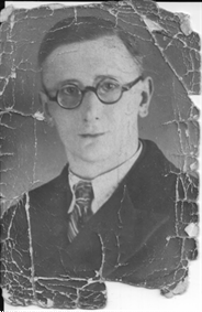 Titel: Gnter Heymann (2) - Beschreibung: an den Rnder stark beschdigtes Foto von Gnter Heymann als junger Mann, vermutlich 30 Jahre, in Zivil